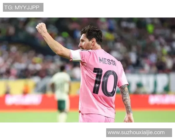 足球球星挥舞手指庆祝进球瞬间背后的含义与情感表达